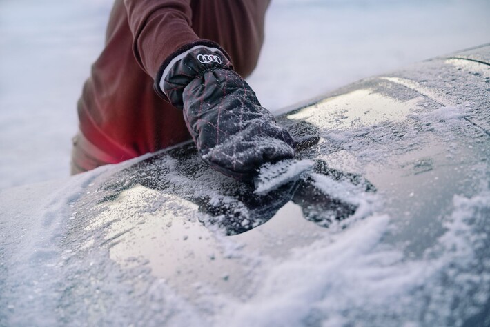 Audi Eiskratzer mit Handschuh
