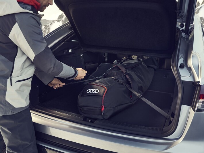 Audi Skitasche für 4 Paar Ski oder 3 Snowboards