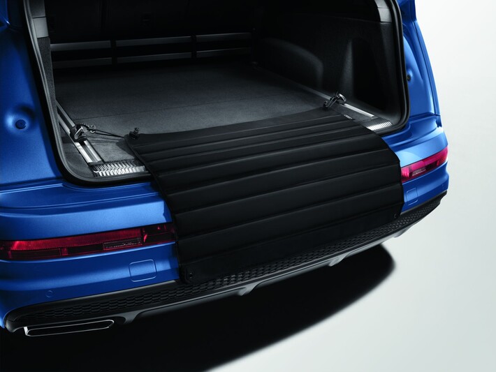 Audi Ladekantenschutzmatte zur Befestigung an den Ladehaken des Kofferraums